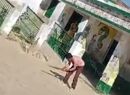 उत्तर प्रदेश के फतेहपुर जनपद से शिक्षा व्यवस्था को शर्मसार करने वाला मामला सामने आया है।