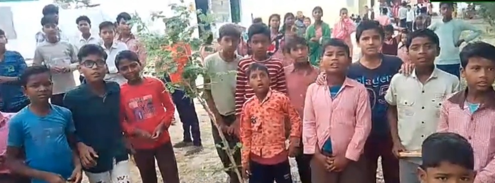 खारा प्राइमरी विद्यालय में शौचालय बंद, बच्चों की सुरक्षा पर मंडरा रहा खतरा।